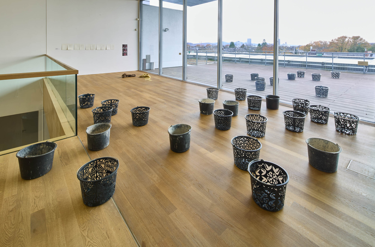 Gertrud Riethmüller, Visual Artist installation, video, sound, performances. Ausstellung TRACING LABOUR mit Installationen, Zeichnungen, Objekten.