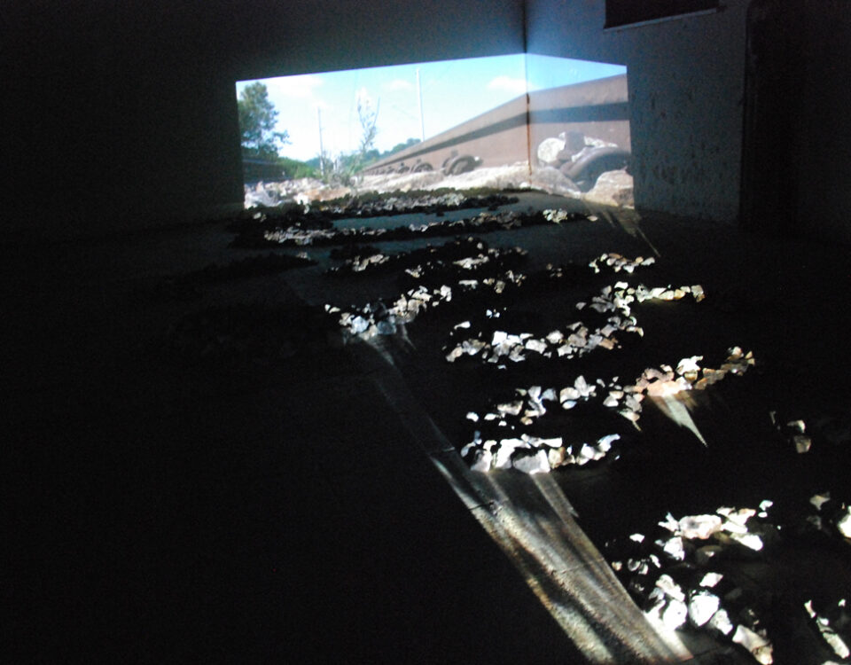 Gertrud Riethmüller, Visual Artist installation, video, sound, performances. Windsbraut, 2023, Lagerschuppen des Ausstellwerks Huglfing