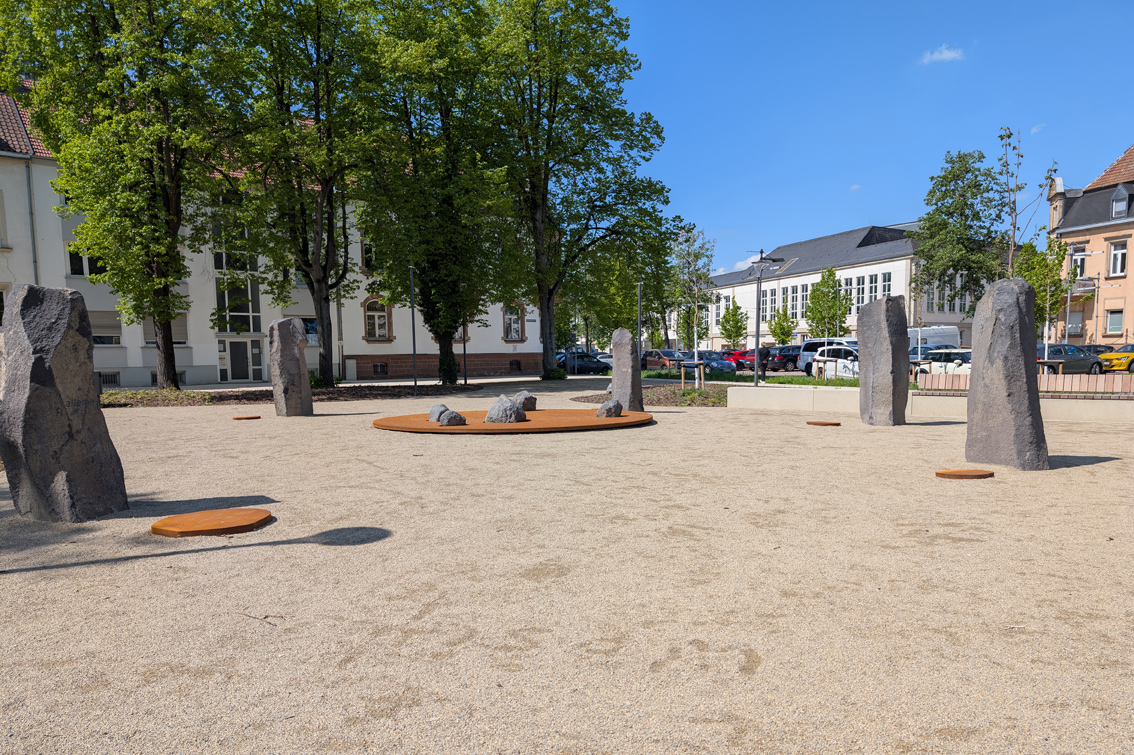 Gertrud Riethmüller, Visual Artist installation, video, sound, performances. Wer wir sind, 2024, Mahnmal gegen Hass und Diskriminierung, Gutenbergplatz Saarlouis