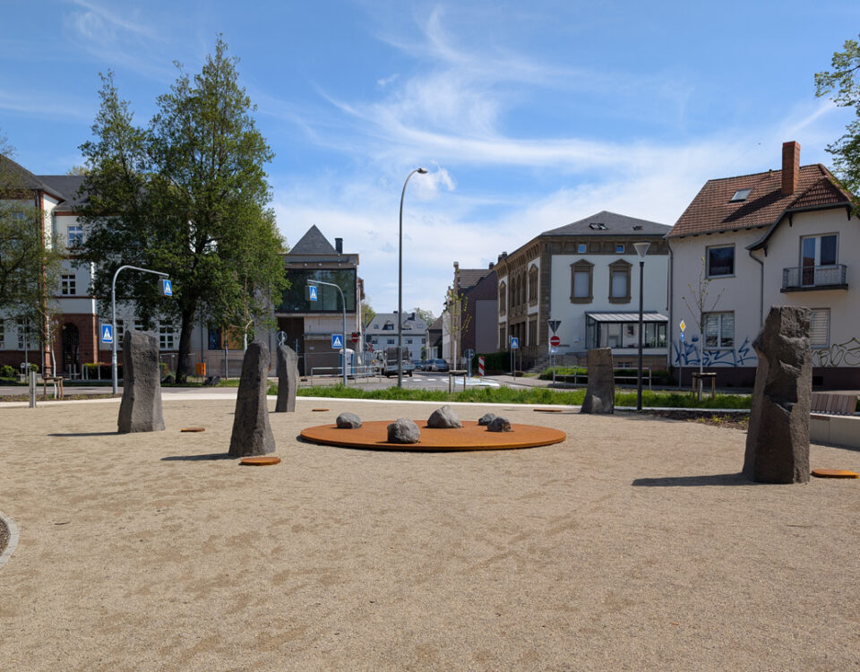 Gertrud Riethmüller, Visual Artist installation, video, sound, performances. Wer wir sind, 2024, Mahnmal gegen Hass und Diskriminierung, Gutenbergplatz Saarlouis