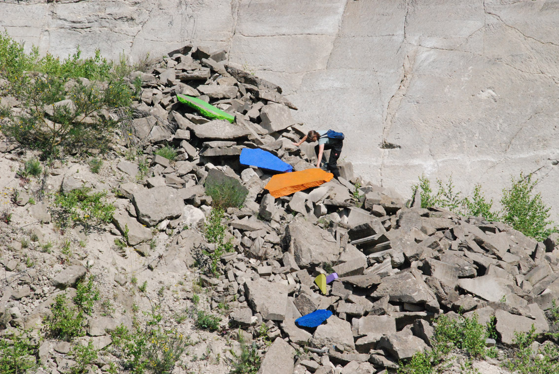 Gertrud Riethmüller, Visual Artist installation, video, sound, performances, Steinfall 2020, Videoperformance, Steinbruch in Ettringen