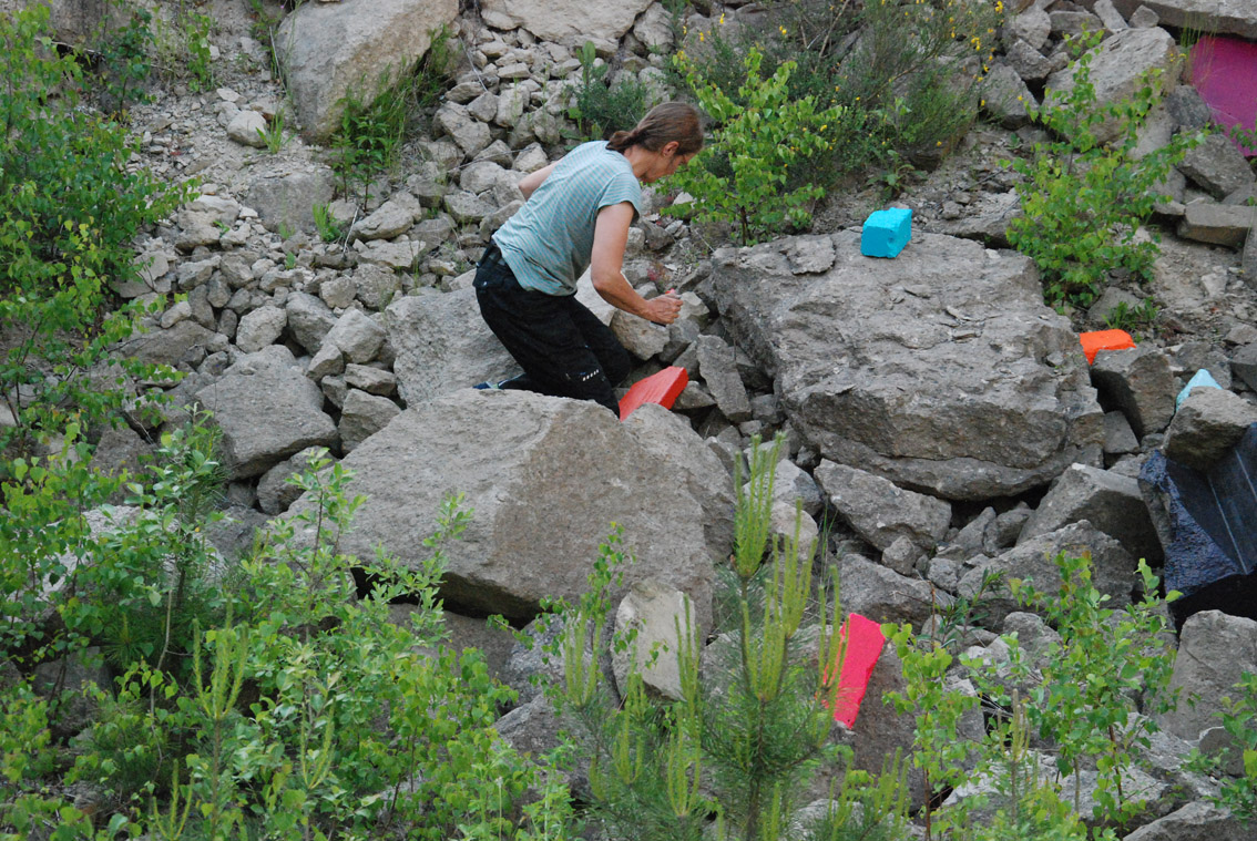 Gertrud Riethmüller, Visual Artist installation, video, sound, performances, Steinfall 2020, Videoperformance, Steinbruch in Ettringen