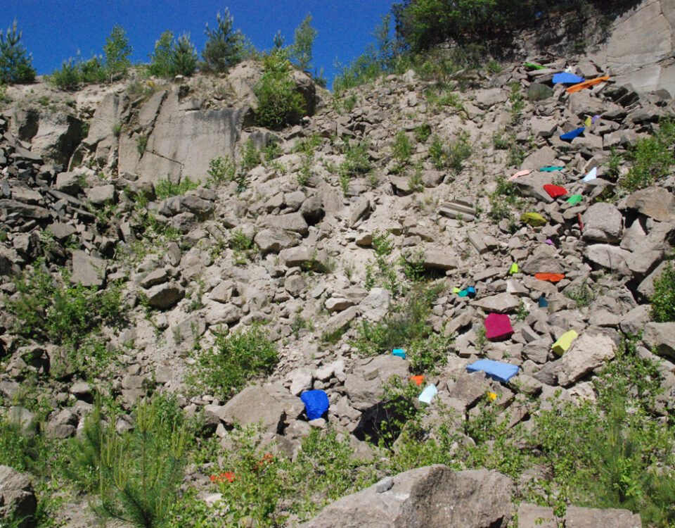 Gertrud Riethmüller, Visual Artist installation, video, sound, performances, Steinfall 2020, Videoperformance, Steinbruch in Ettringen