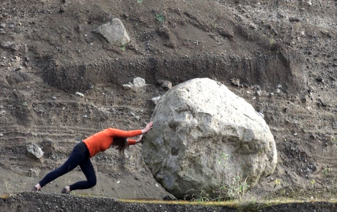Gertrud Riethmüller, Visual Artist installation, video, sound, performances. 2018 "wenn einer einen anrührt", Metz.