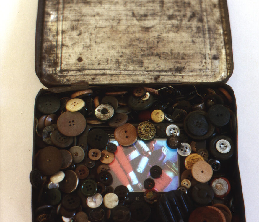 Gertrud Riethmüller, Visual Artist installation, video, sound, performances, Knopfdose, Videoobjekt 1997