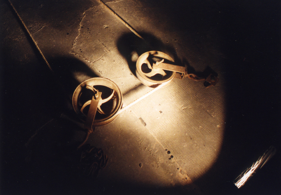 Gertrud Riethmüller, Visual Artist installation, video, sound, performances, zwischen botschaft und erinerung, 2000