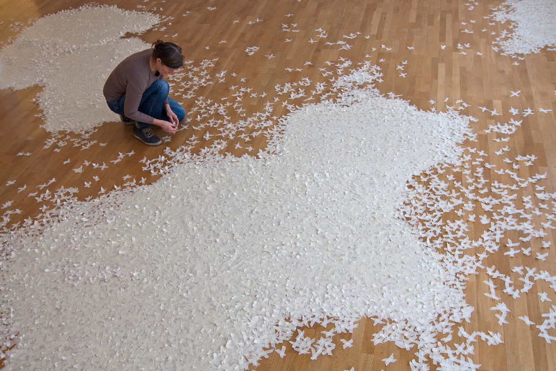 Gertrud Riethmüller, Visual Artist installation, video, sound, performances. Ein Kragen - ueber-zeichnet 2016