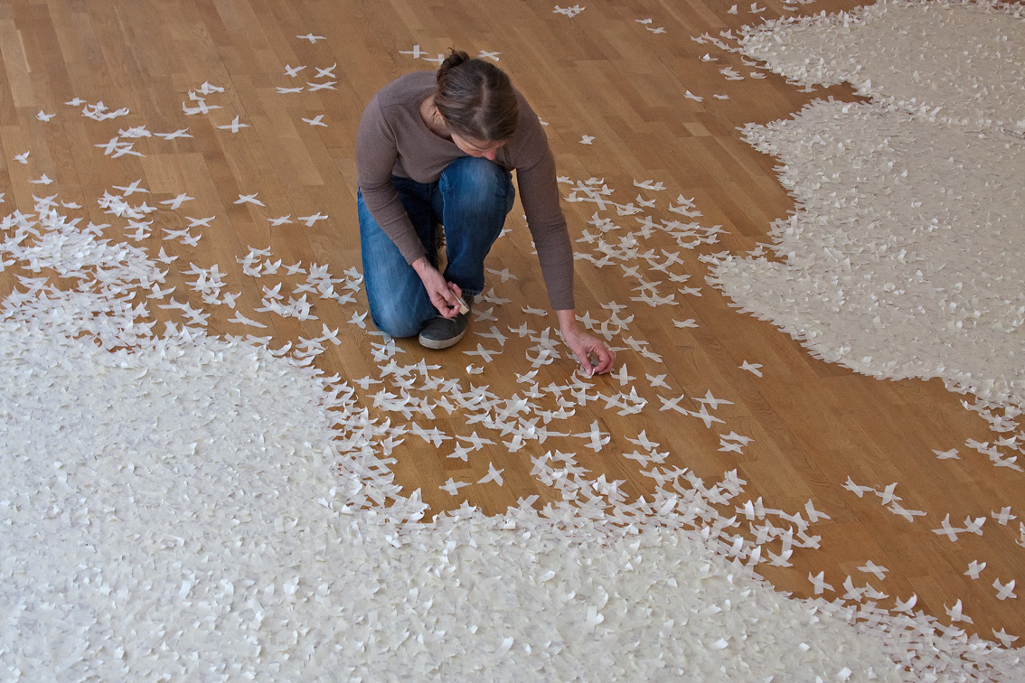 Gertrud Riethmüller, Visual Artist installation, video, sound, performances. Ein Kragen - ueber-zeichnet 2016