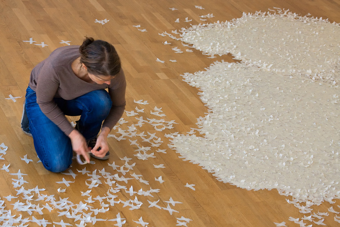 Gertrud Riethmüller, Visual Artist installation, video, sound, performances. Ein Kragen - ueber-zeichnet 2016