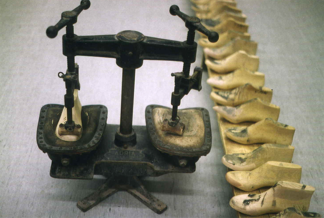 Gertrud Riethmüller, Visual Artist installation, video, sound, performances, angepasst-1997