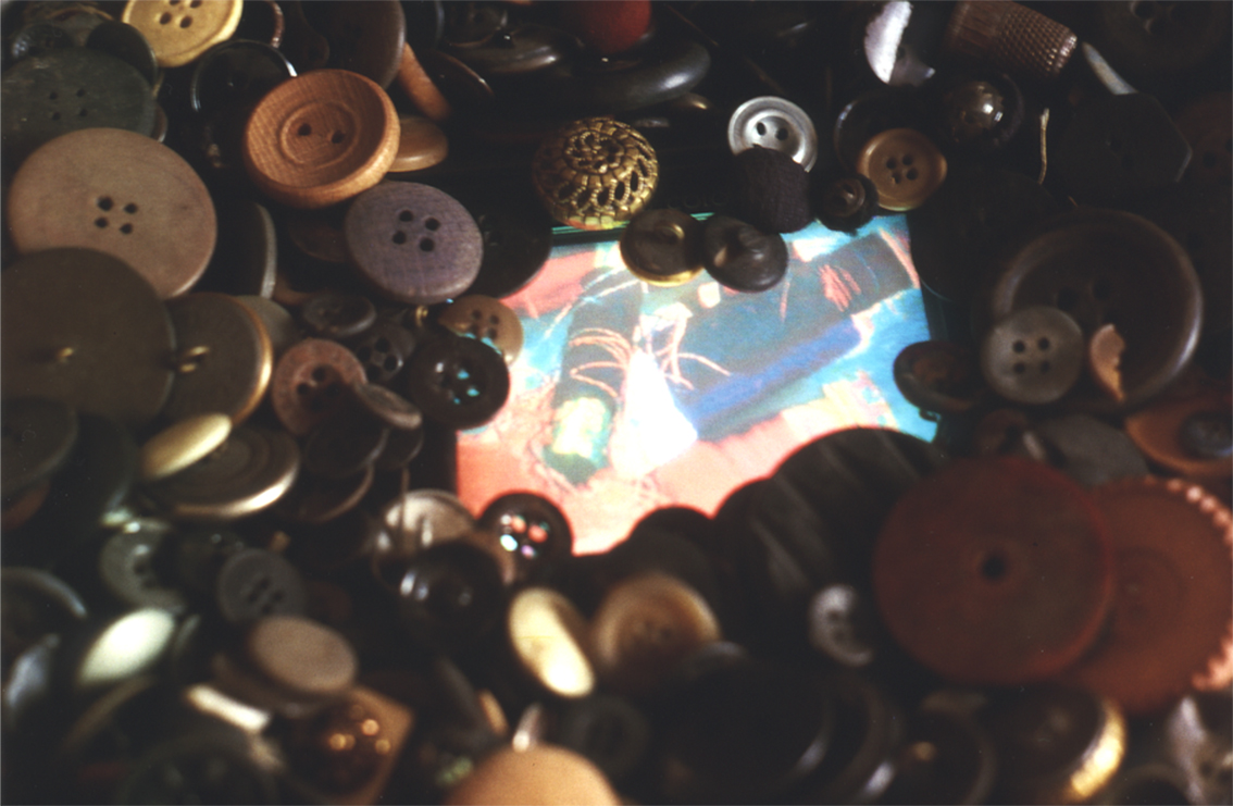 Gertrud Riethmüller, Visual Artist installation, video, sound, performances, Knopfdose, Videoobjekt 1997